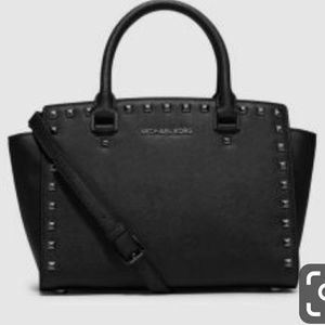 IN search of Micheal kors all black selma